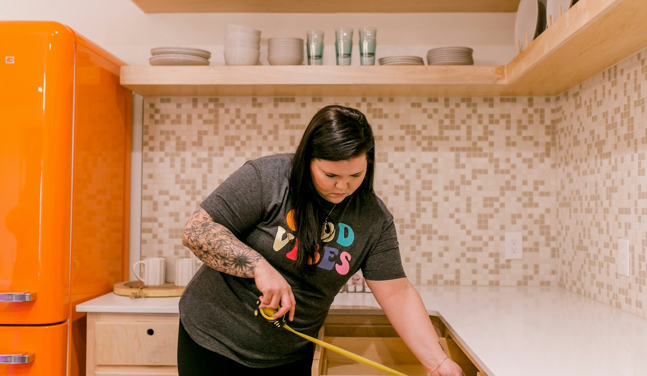 Measuring kitchen cabinets while planning a kitchen design